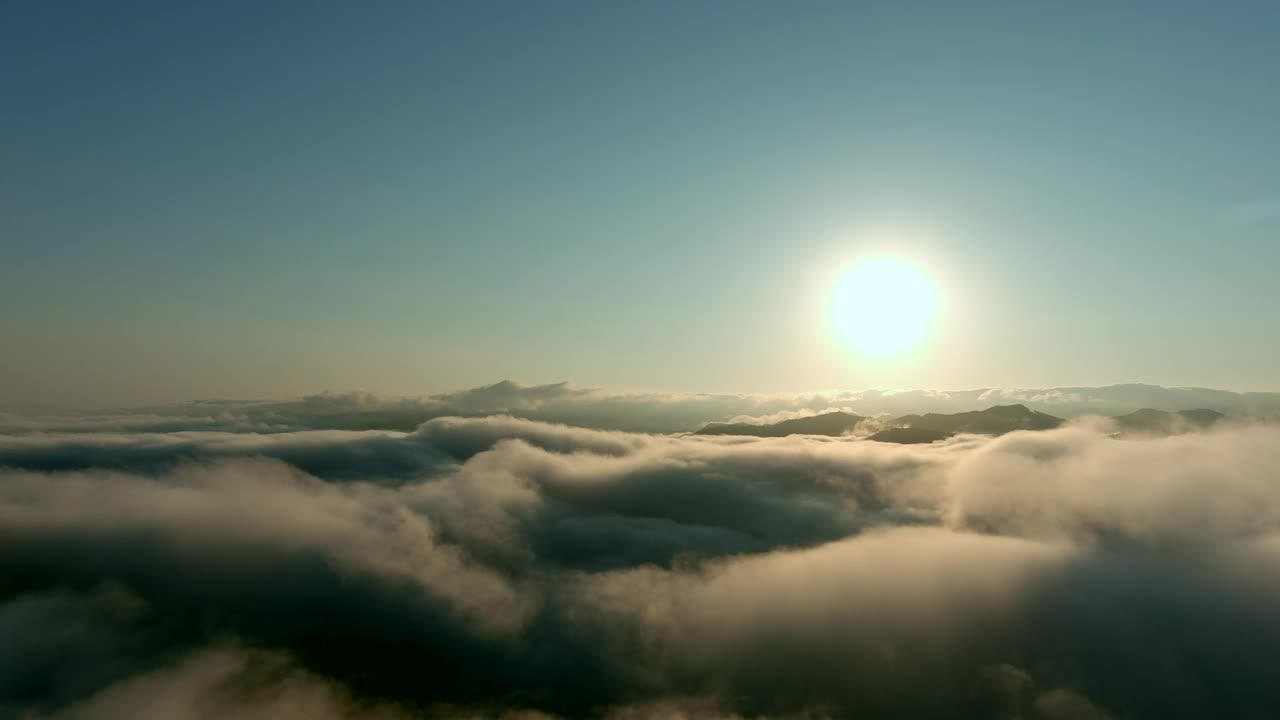 太阳、云、云海、早晨、黎明、日出的山景/南杨州，韩国京畿道视频素材