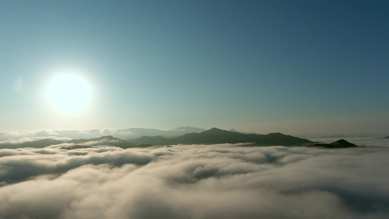 太阳、云、云海、早晨、黎明、日出的山景/南杨州，韩国京畿道视频素材