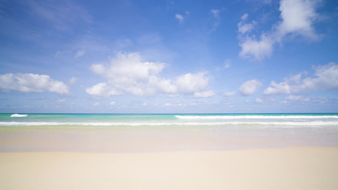 风景沙滩碧海蓝天白云。海景视频素材