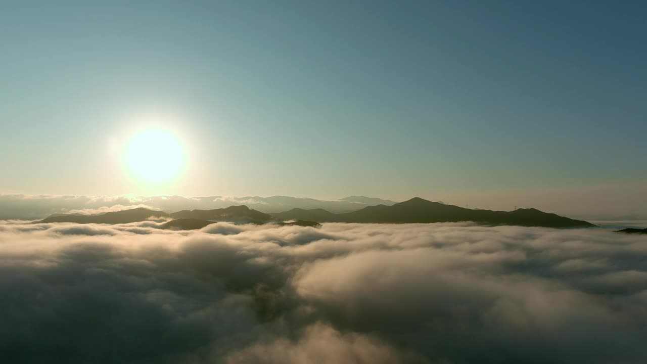 太阳、云、云海、早晨、黎明、日出的山景/南杨州，韩国京畿道视频素材