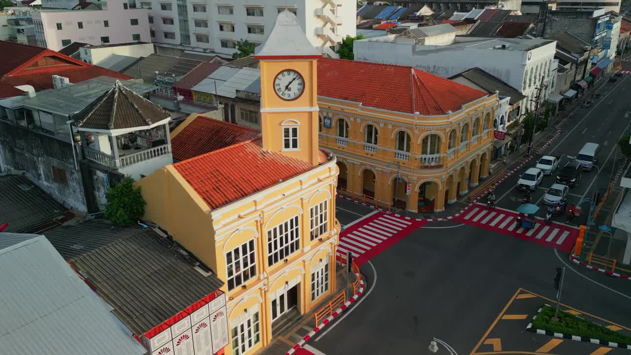 鸟瞰普吉岛古城钟楼，外国游客喜欢到泰国普吉岛旅游，拍很多照片。视频素材