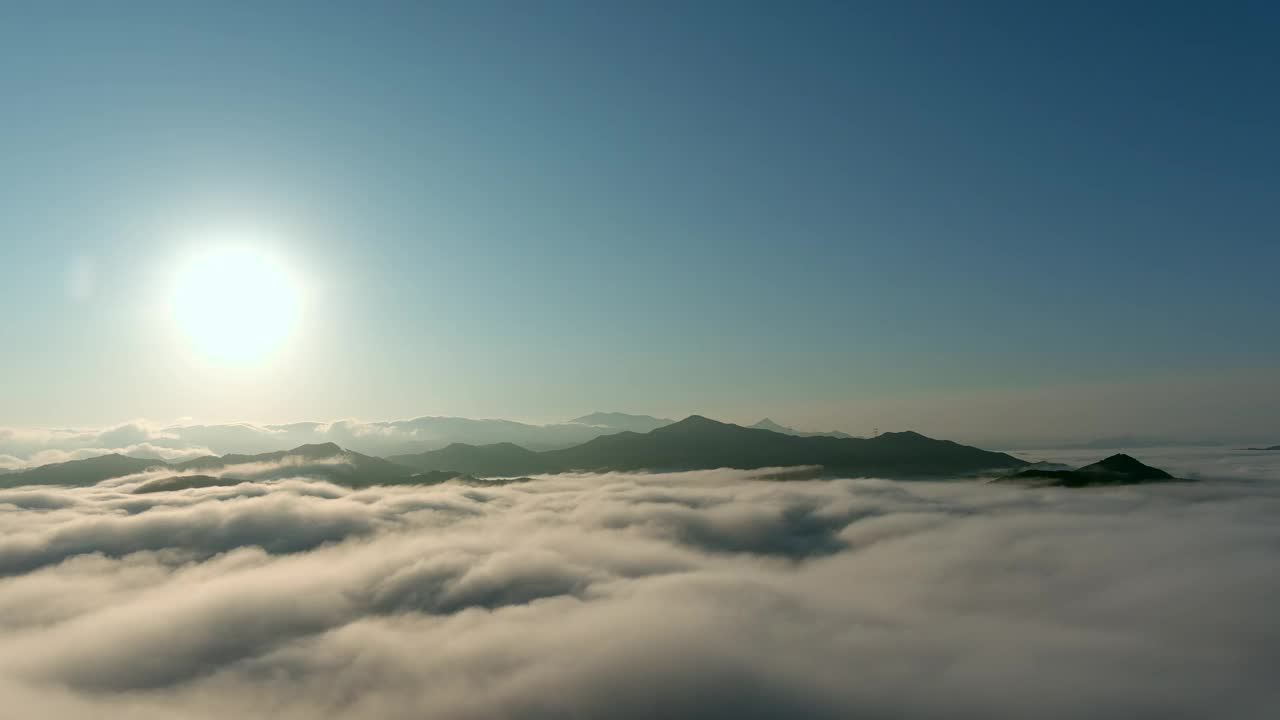 太阳、云、云海、早晨、黎明、日出的山景/南杨州，韩国京畿道视频素材