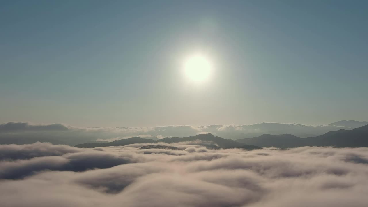 太阳、云、云海、早晨、黎明、日出的山景/南杨州，韩国京畿道视频素材