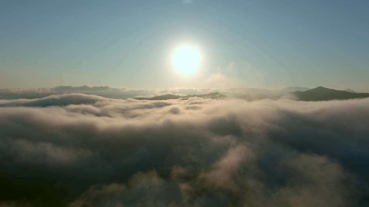 太阳、云、云海、早晨、黎明、日出的山景/南杨州，韩国京畿道视频素材