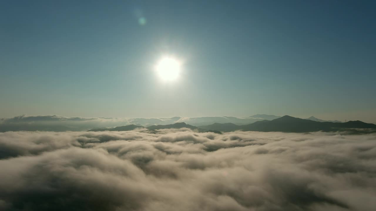 太阳、云、云海、早晨、黎明、日出的山景/南杨州，韩国京畿道视频素材