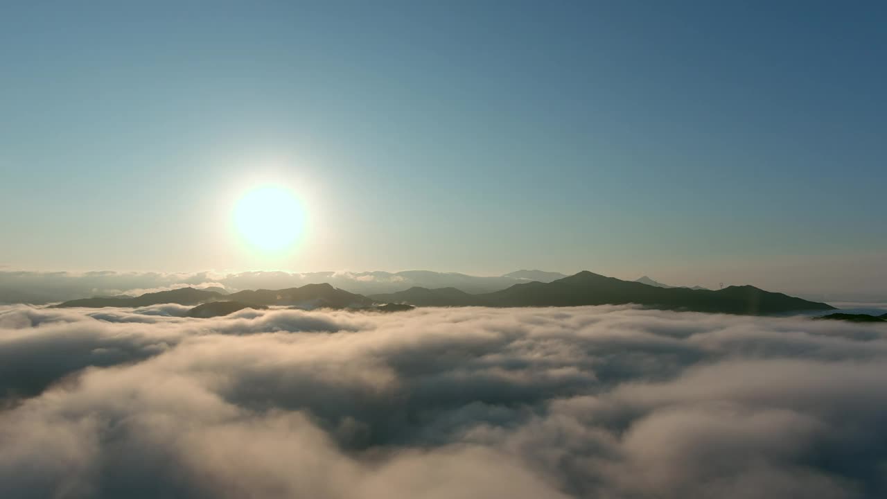 太阳、云、云海、早晨、黎明、日出的山景/南杨州，韩国京畿道视频素材