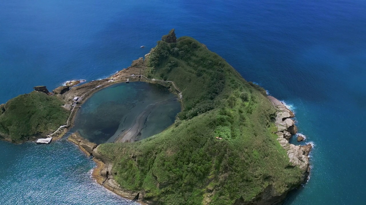 航拍图片Vila Franca do Campo Islet (ilhsamu de Vila Franca do Campo)位于葡萄牙亚速尔群岛的s<s:1> o Miguel岛的中南部海岸视频素材