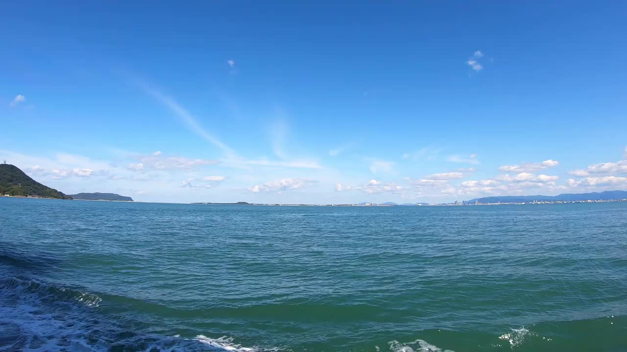 POV从船上拍摄海浪。飞溅的水和涟漪的泡沫。福冈市的夏季景观。视频下载