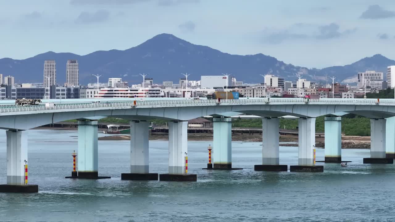 桥上行驶的汽车视频素材