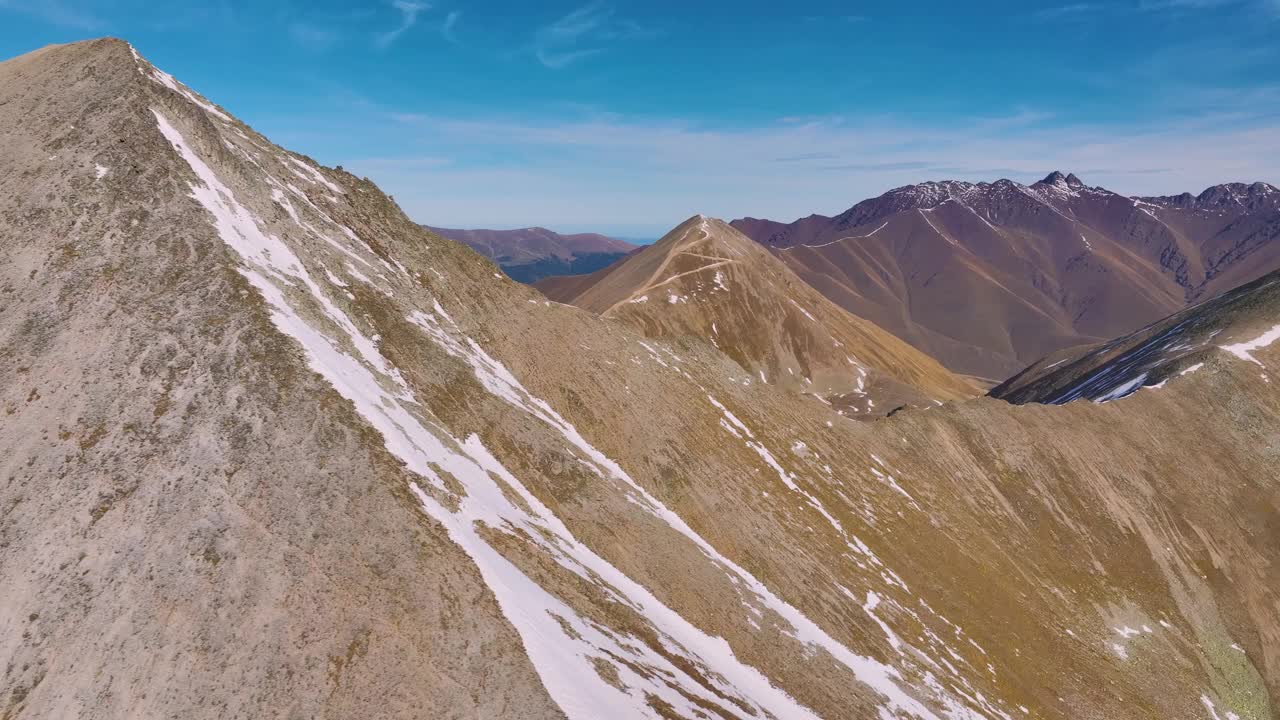 清澈的蓝色高山冰川湖在高山和岩石地形。最纯净的饮用水源。自然山地湖泊淡水出现的原因视频素材