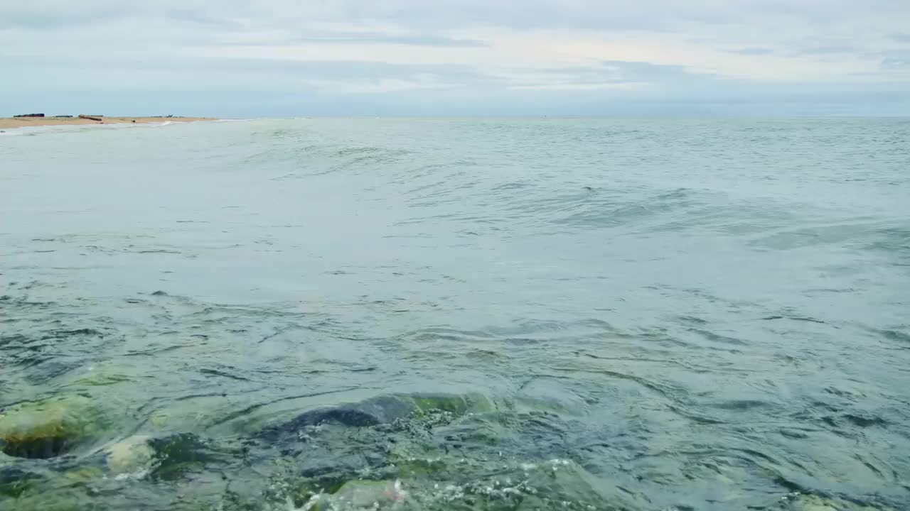 惊人的风景在戏剧性的风暴海浪海景。挪威海岸岩石海岸附近强烈海浪的特写。水和海浪上的涟漪。海浪的纹理美丽磅礴。视频素材