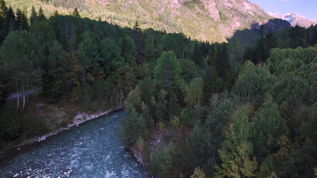 从空中俯瞰高山山谷中的一条山河。加拿大不列颠哥伦比亚省的山河视频素材