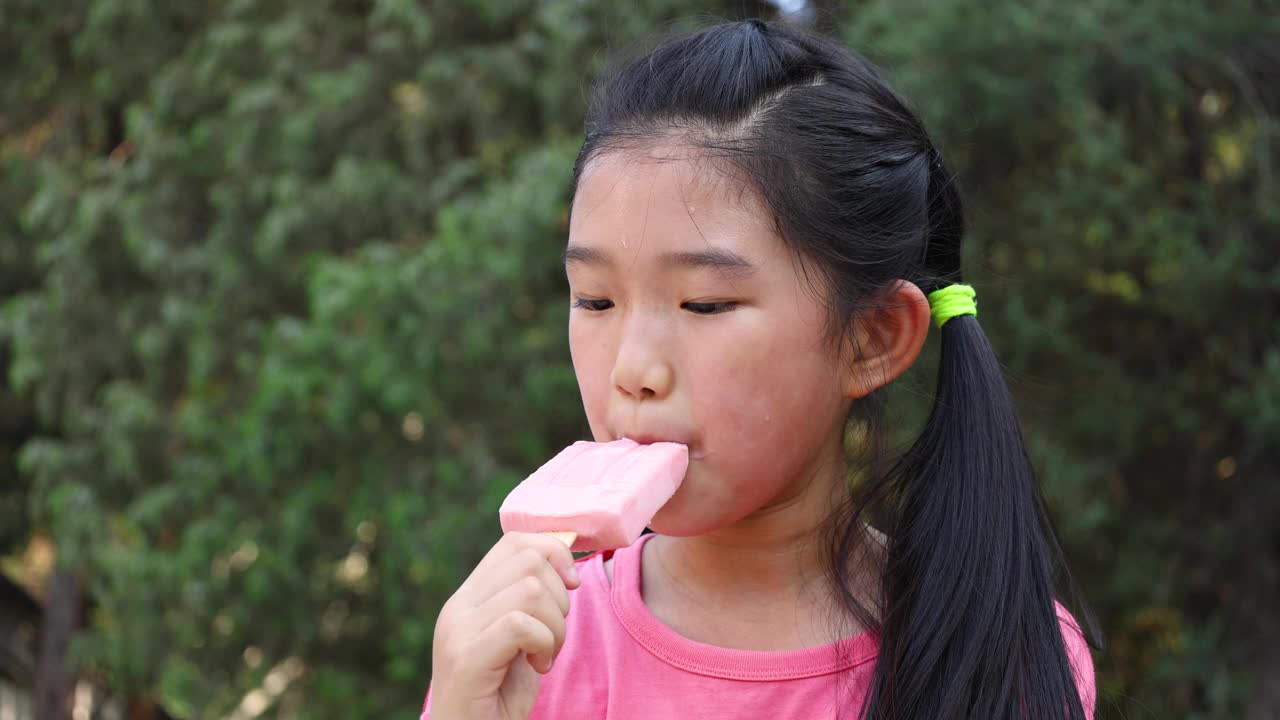 小女孩吃冰棍视频素材