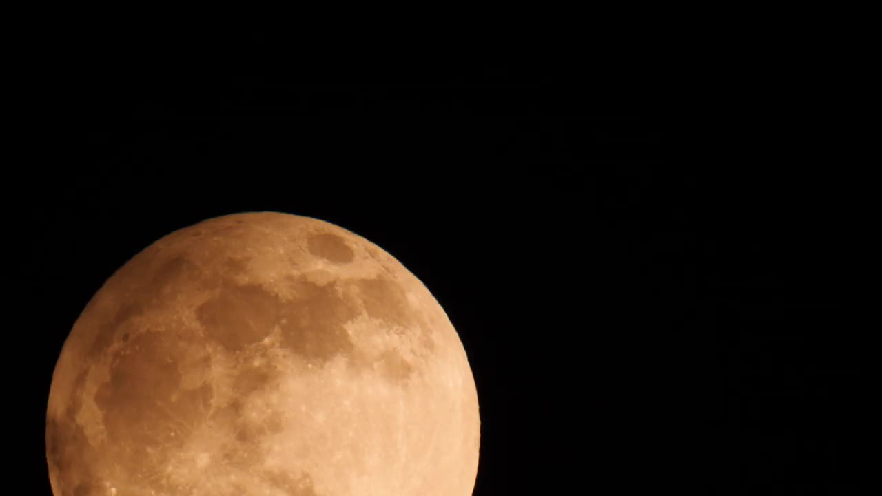 大满月在夜空中升起或移动的时间变化。科学的概念。月亮上有云的夜晚天空视频素材