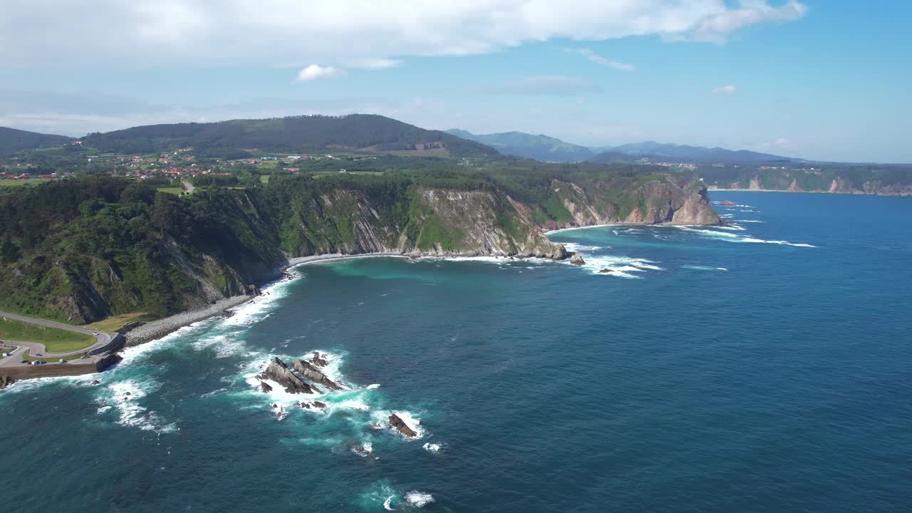 西班牙阿斯图里亚斯村上空的空中天桥视频素材