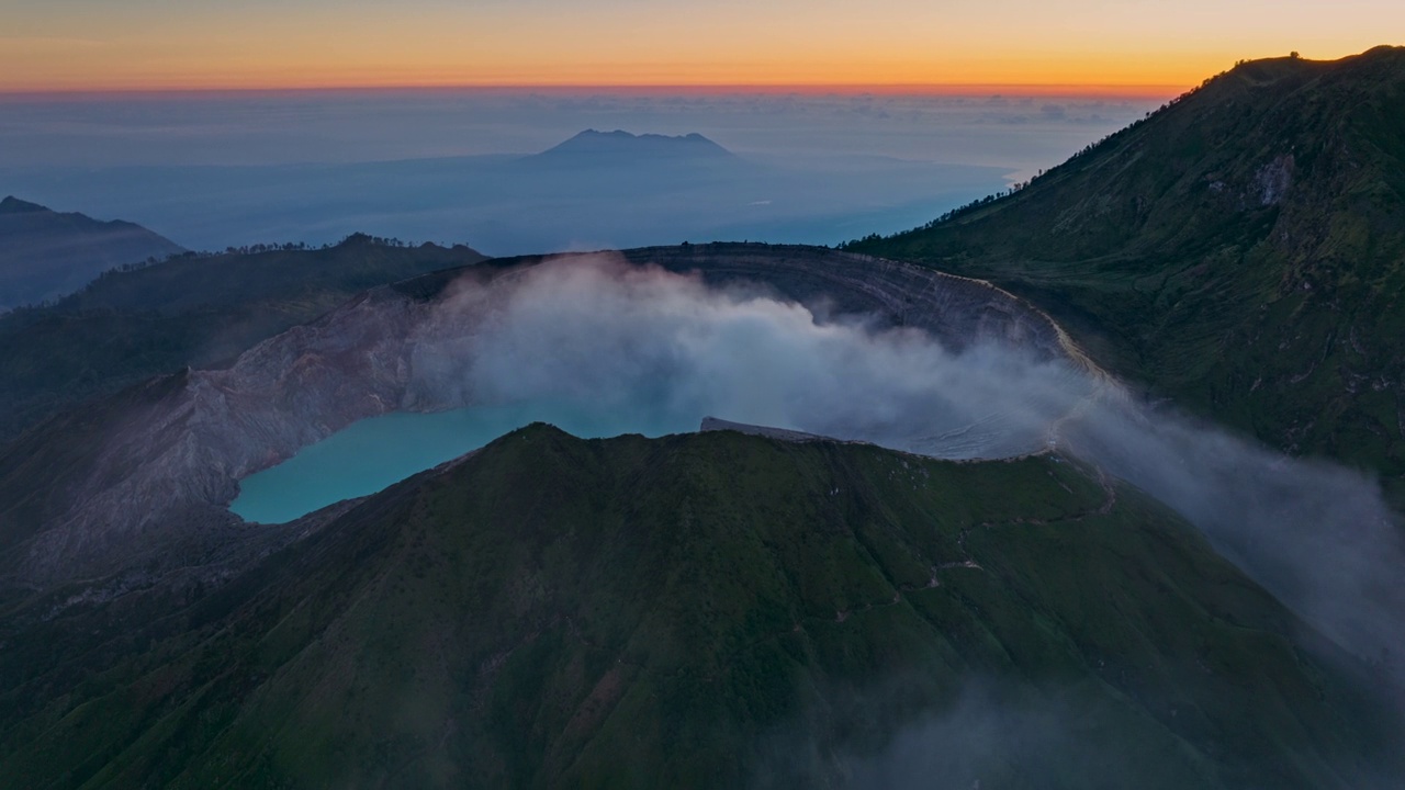 鸟瞰图从卡瓦伊真火山口，硫磺开采活火山，爪哇，印度尼西亚视频素材