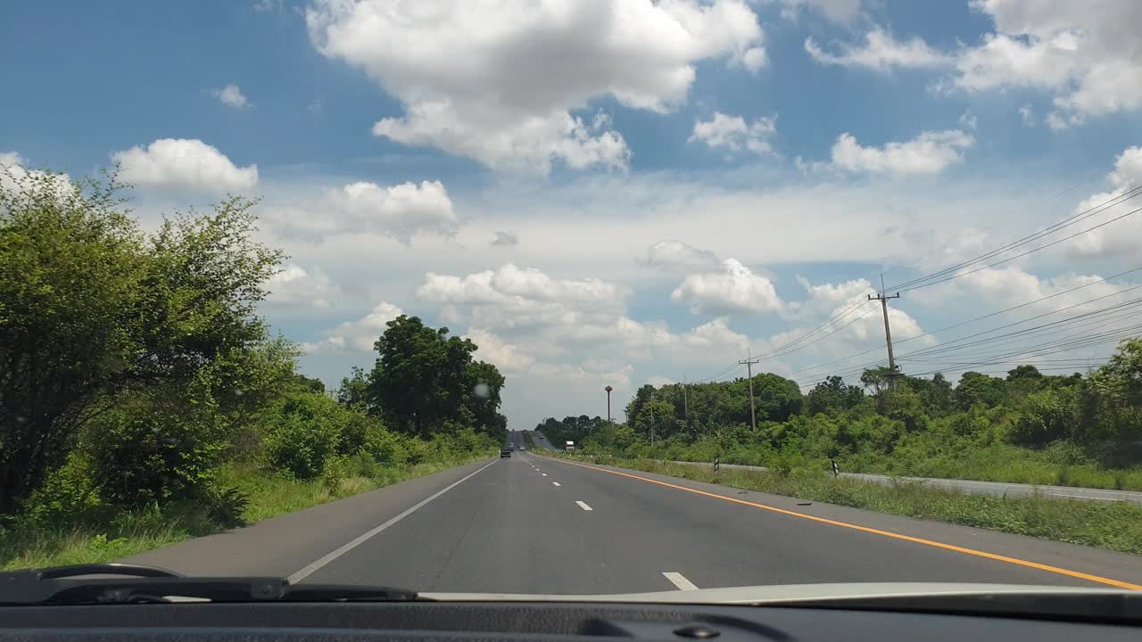 在高速公路上驾驶，汽车视角。视频素材