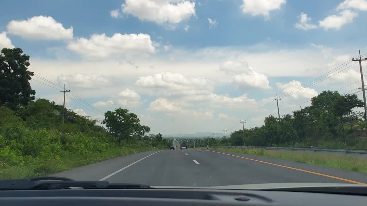 在高速公路上驾驶，汽车视角。视频素材