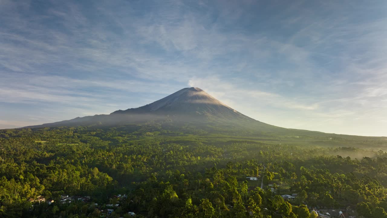 印度尼西亚爪哇岛，日出时，无人机向塞默鲁山活火山拍摄的4K超延时鸟瞰图视频素材