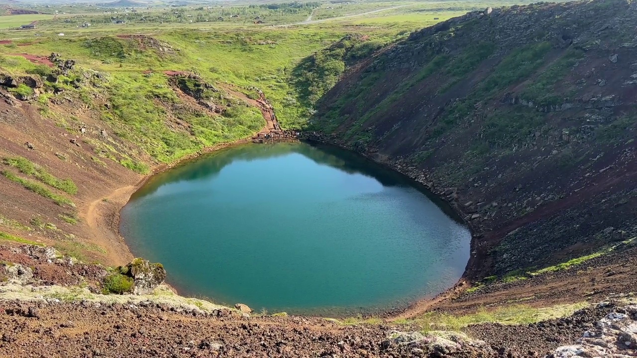 凯里火山口，冰岛黄金圈路线上一个受欢迎的火山湖旅游景点视频下载