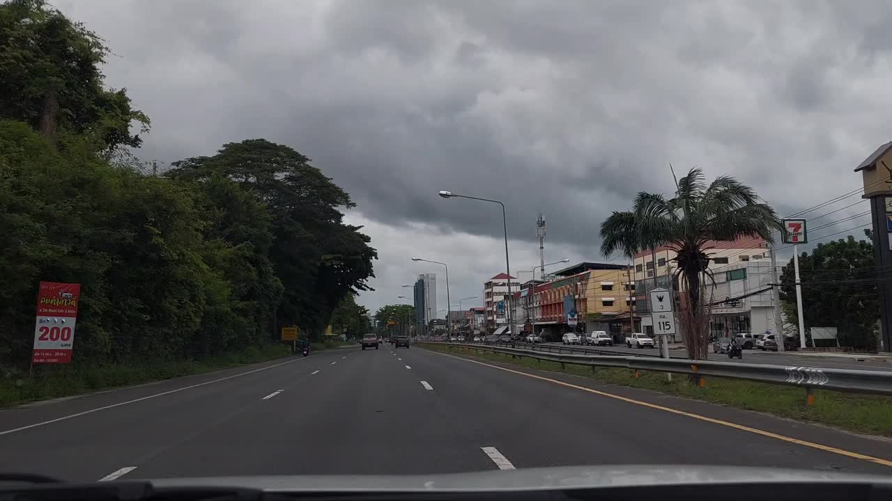 在城市里开车。视频素材