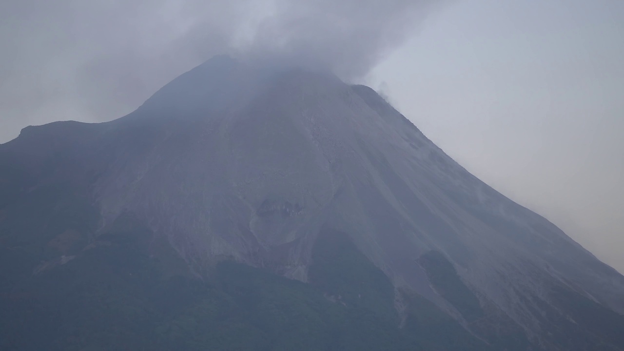 山顶上的火山正在喷发，下午又多雾了视频素材