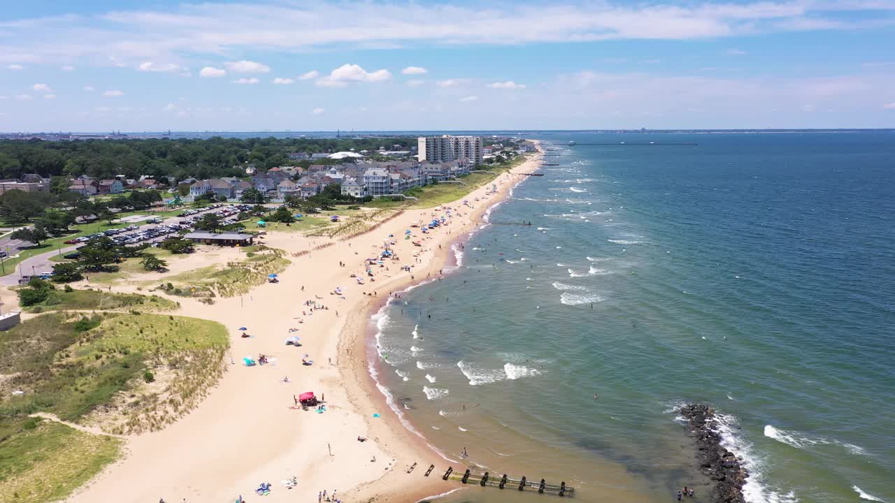 在一个炎热的夏日，鸟瞰海景社区海滩在诺福克视频下载