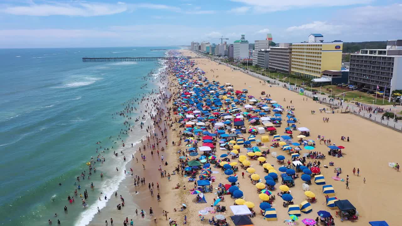 7月4日周末，拥挤的弗吉尼亚海滩海滨鸟瞰图视频素材