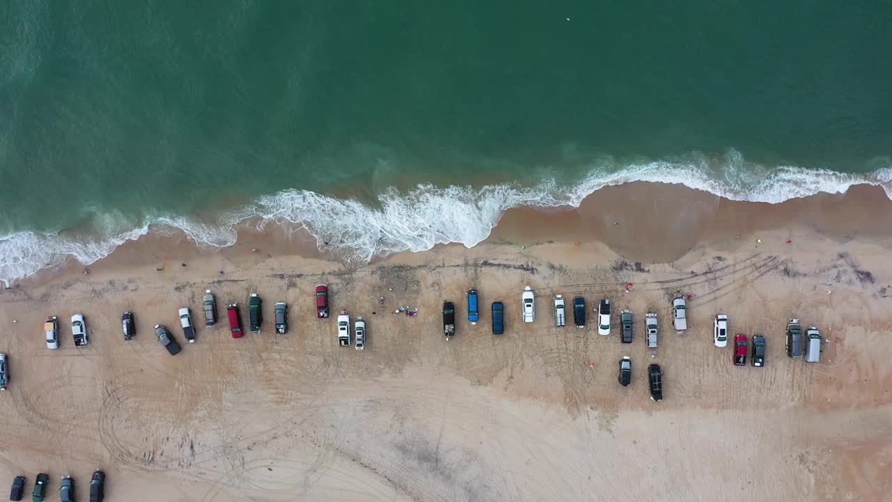 鸟瞰图，车辆和钓鱼的人在海滩上开普角在外滩北卡罗莱纳州视频素材