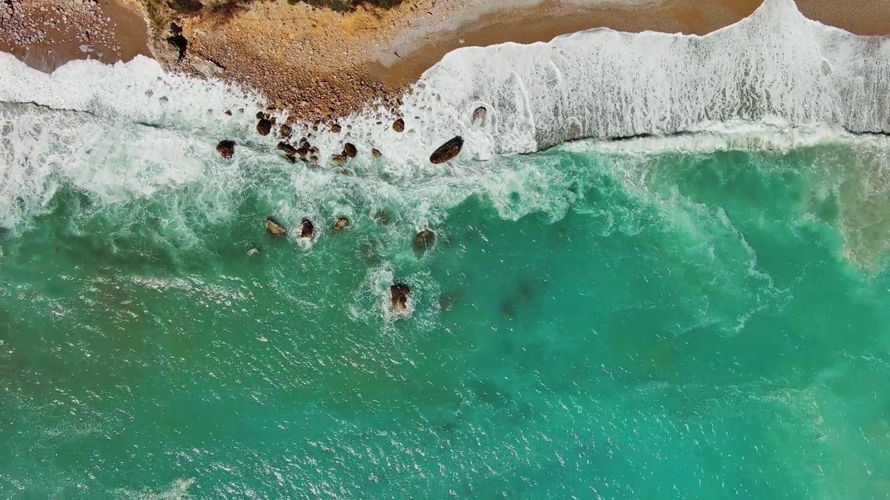 海滩和海浪高高在上视频素材