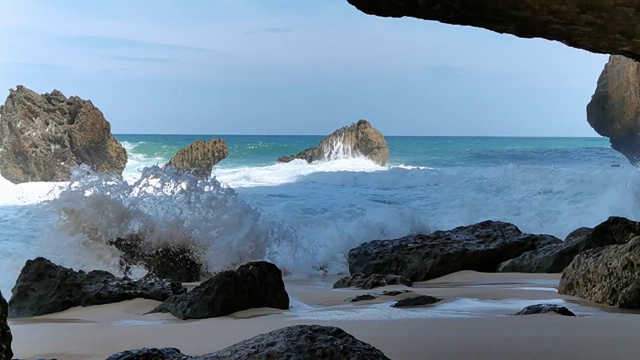 印尼中爪哇，沃诺里，卡朗帕扬海滩，海浪撞击岩石的慢动作视频素材