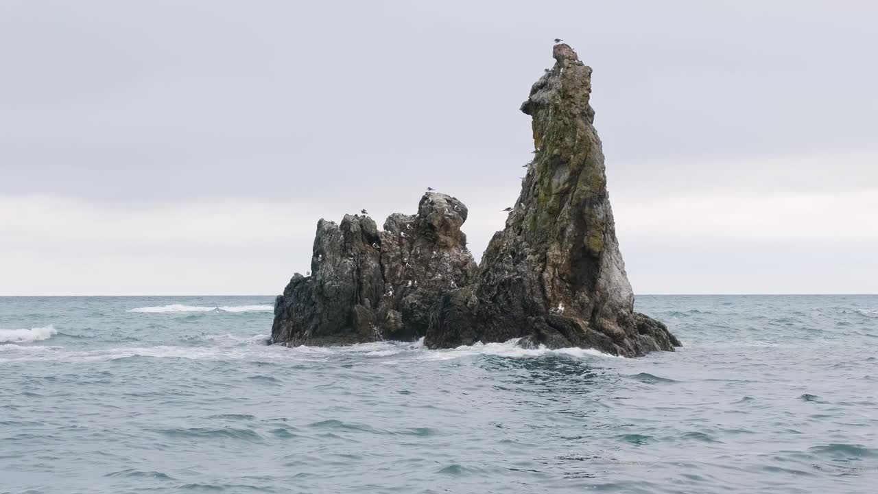 海中岩石的景色。视频素材