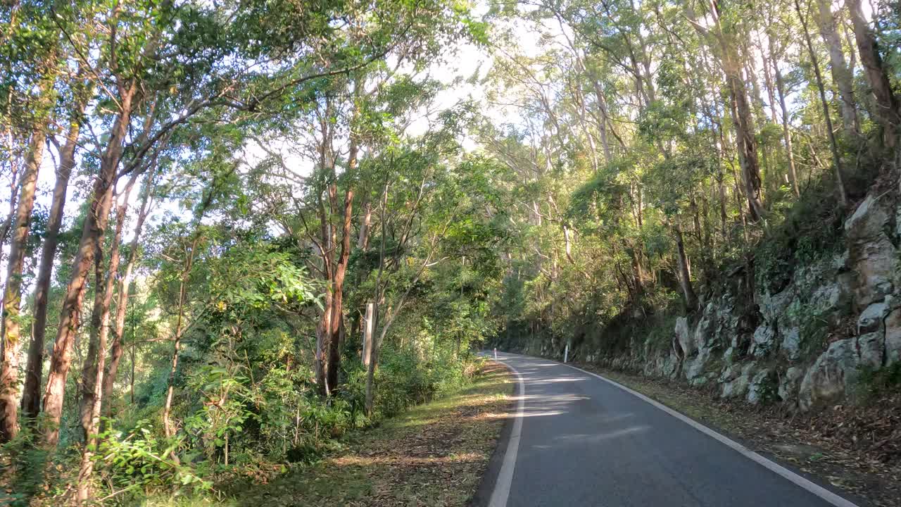 山路之旅:在宁静的道路上驾驶的惊人镜头视频素材