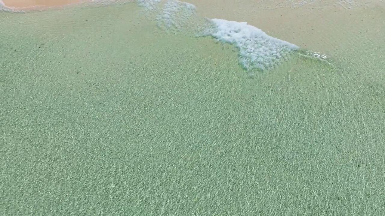 海滩上水晶水的特写俯视图。视频素材