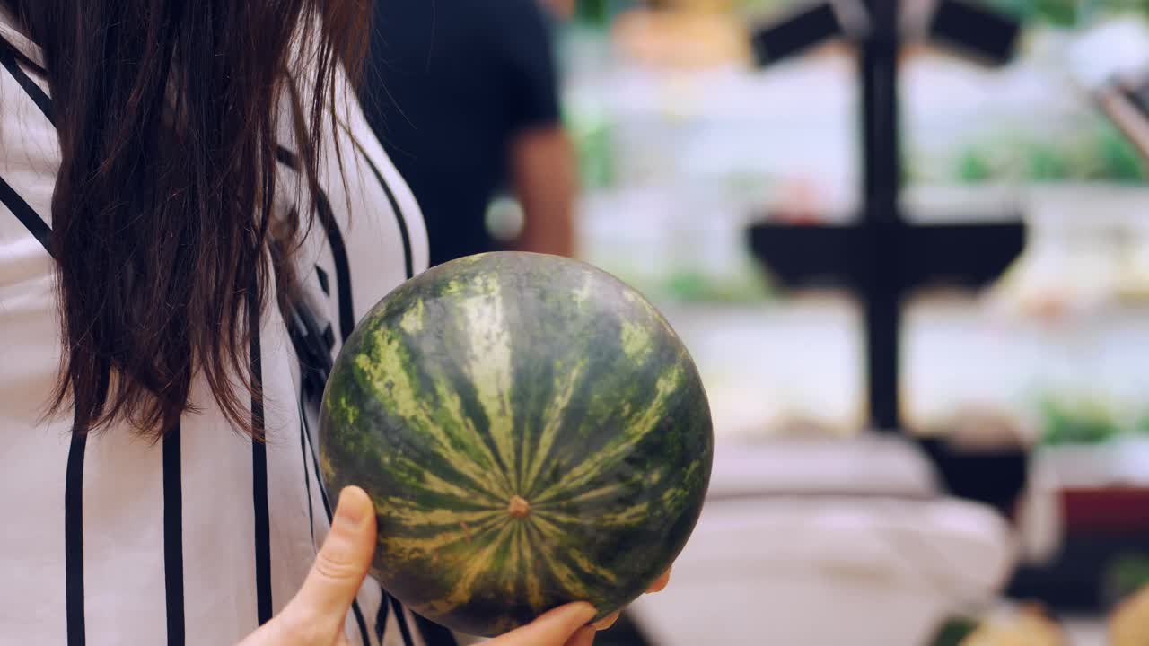 西瓜。食品超市。超市。购物。产品。蔬菜和水果。商店里的货物。超市的杂货区。杂货店。超市。在商店购物。视频素材