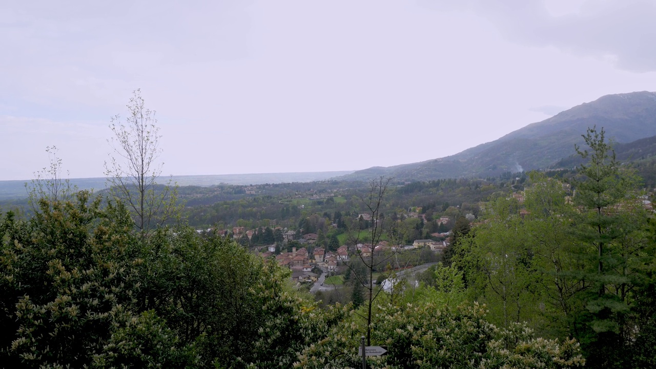 意大利的一个山村。阿尔卑斯山脉。春天的风景。红色瓦片下风景如画的乡村房屋。意大利的建筑和自然。视频素材