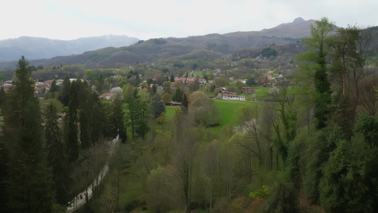 意大利的一个山村。阿尔卑斯山脉。春天的风景。红色瓦片下风景如画的乡村房屋。意大利的建筑和自然。视频素材