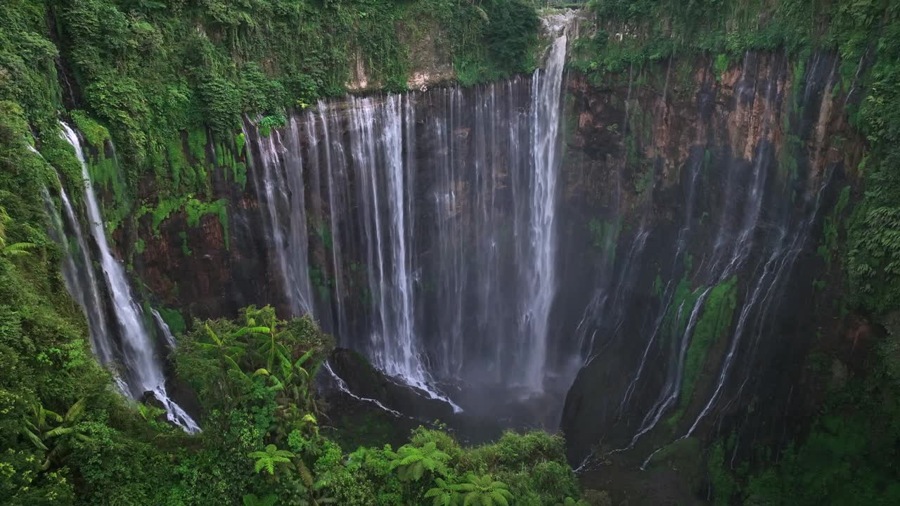 鸟瞰印尼爪哇岛上以塞默鲁火山为背景的Tumpak Sewu瀑布和丛林视频素材