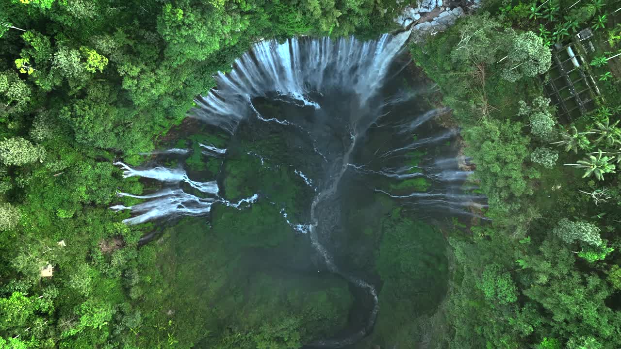 鸟瞰印尼爪哇岛上以塞默鲁火山为背景的Tumpak Sewu瀑布和丛林视频素材