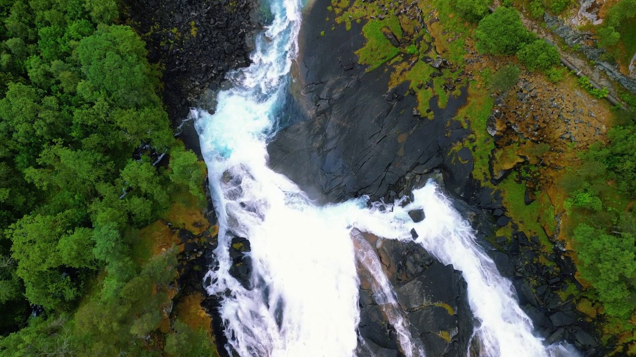 无人机拍摄的挪威尼亚斯托尔福森瀑布景观与森林树木视频素材