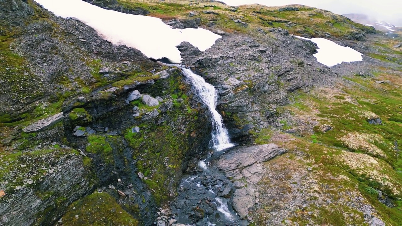 无人机拍摄的挪威尼亚斯托尔福森瀑布景观和岩石峡谷视频素材