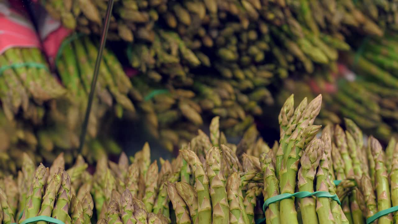 超市里的芦笋。食用芦笋。食品超市。超市。蔬菜和水果。超市的杂货区。杂货店。购物。产品。商店里的货物。在商店购物。视频素材