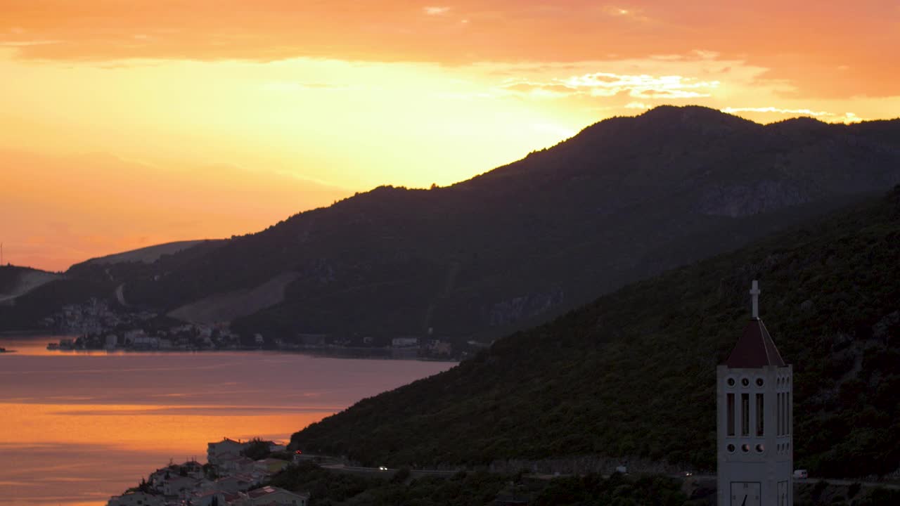 夕阳落在波黑湾流入亚得里亚海的山上视频下载