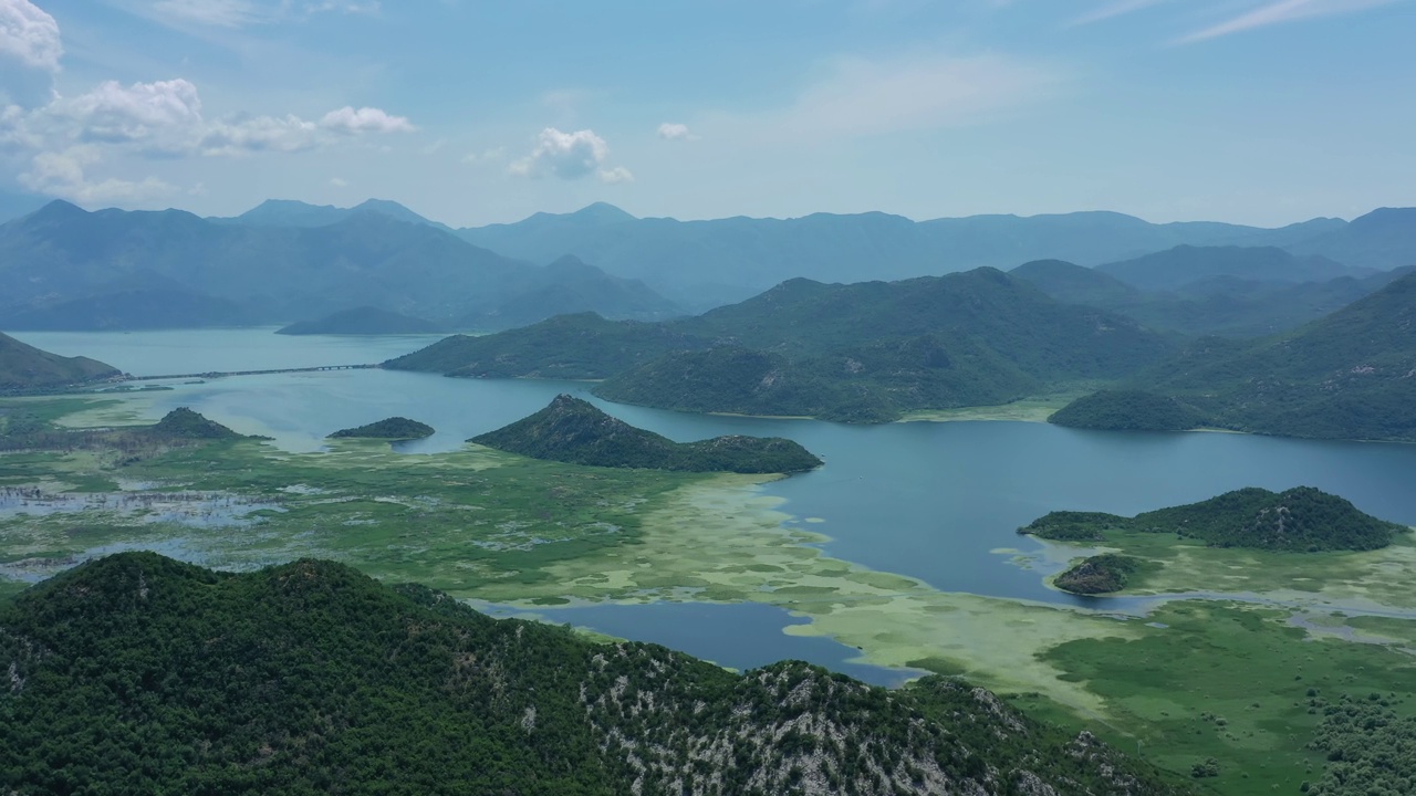 夏季群山之间的斯卡达尔湖视频素材