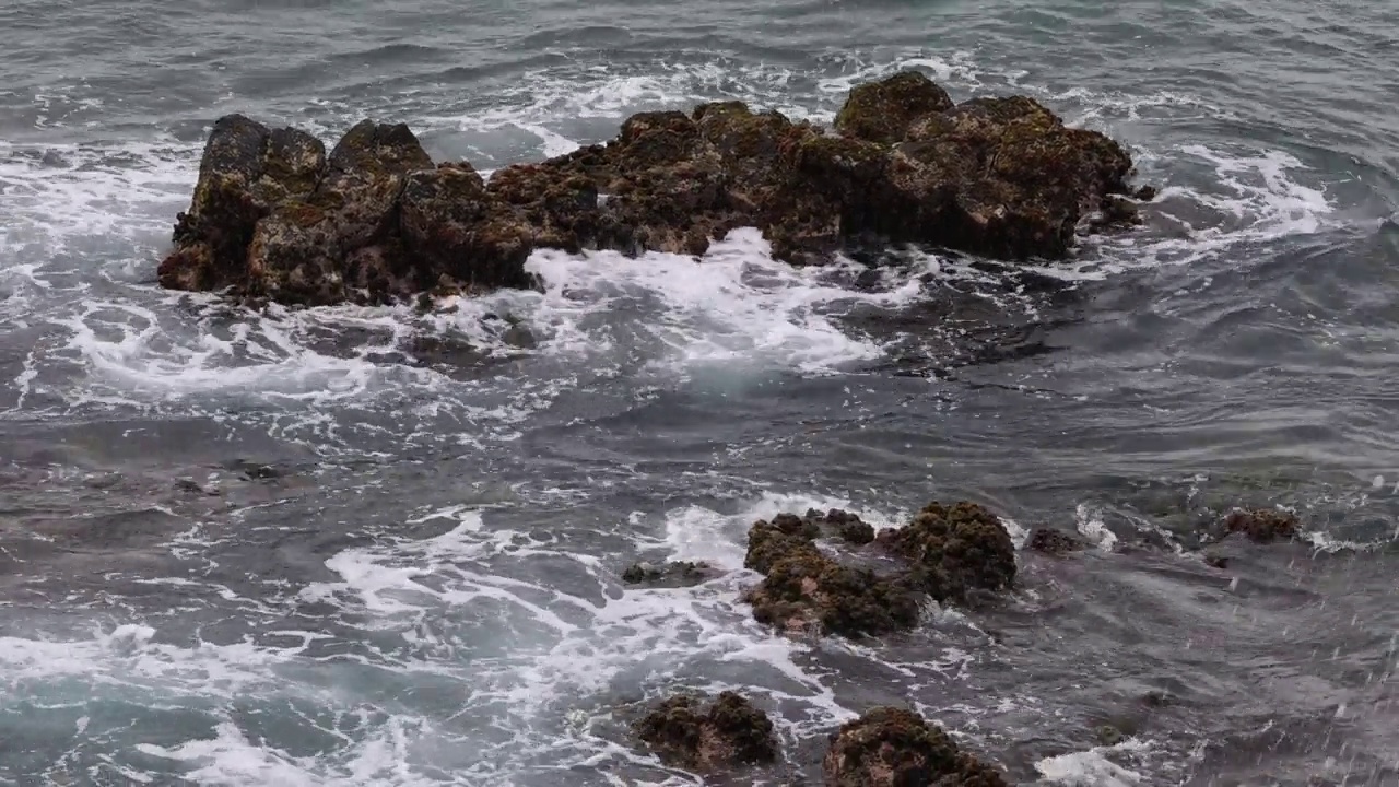 海浪冲击岩石海岸线视频素材