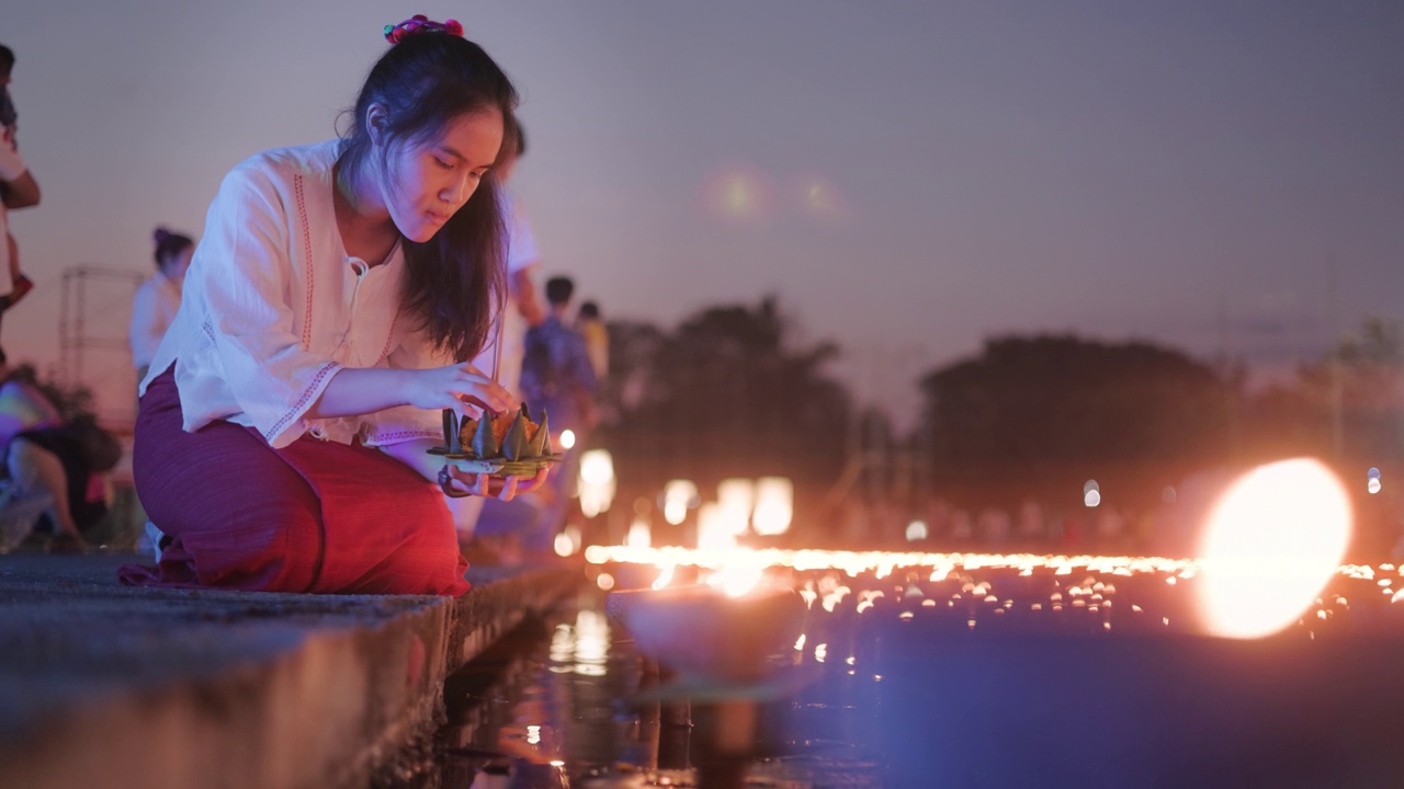 美丽的亚洲年轻女孩在Loi Krathong传统节日。视频素材