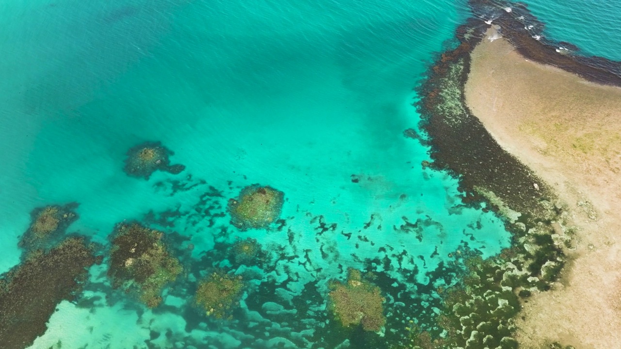 空中测量透明的蓝绿色海水和波浪。视频素材