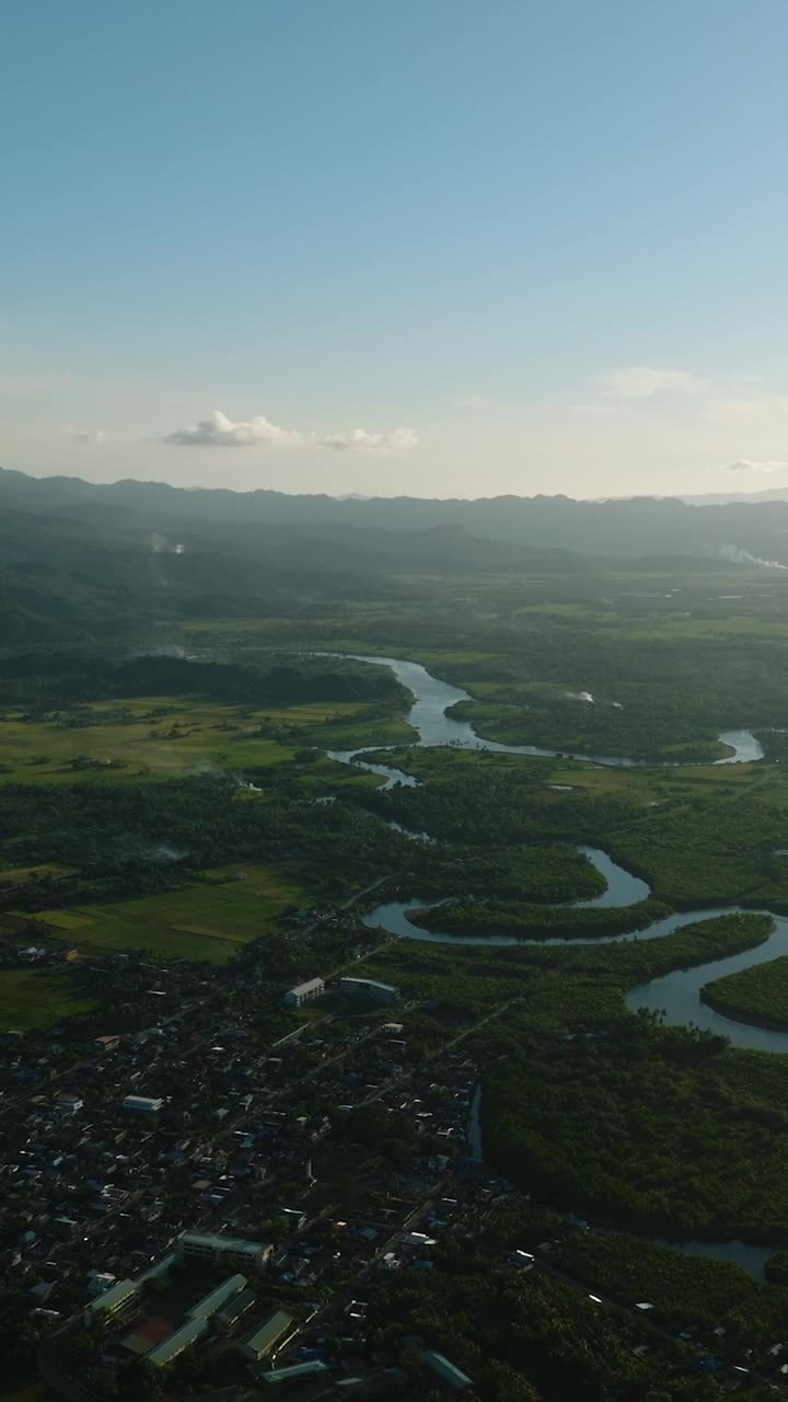 菲律宾热带岛屿河岸鸟瞰图。视频素材