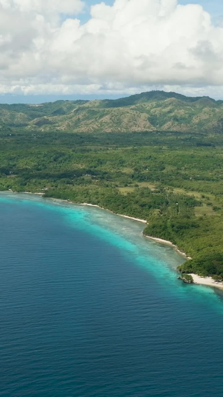 鸟瞰图:热带岛屿海面上的蓝天白云。视频素材