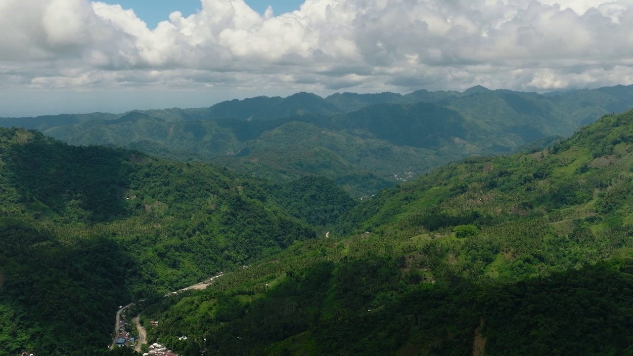 夏季景观上的山河溪流航拍图。视频素材